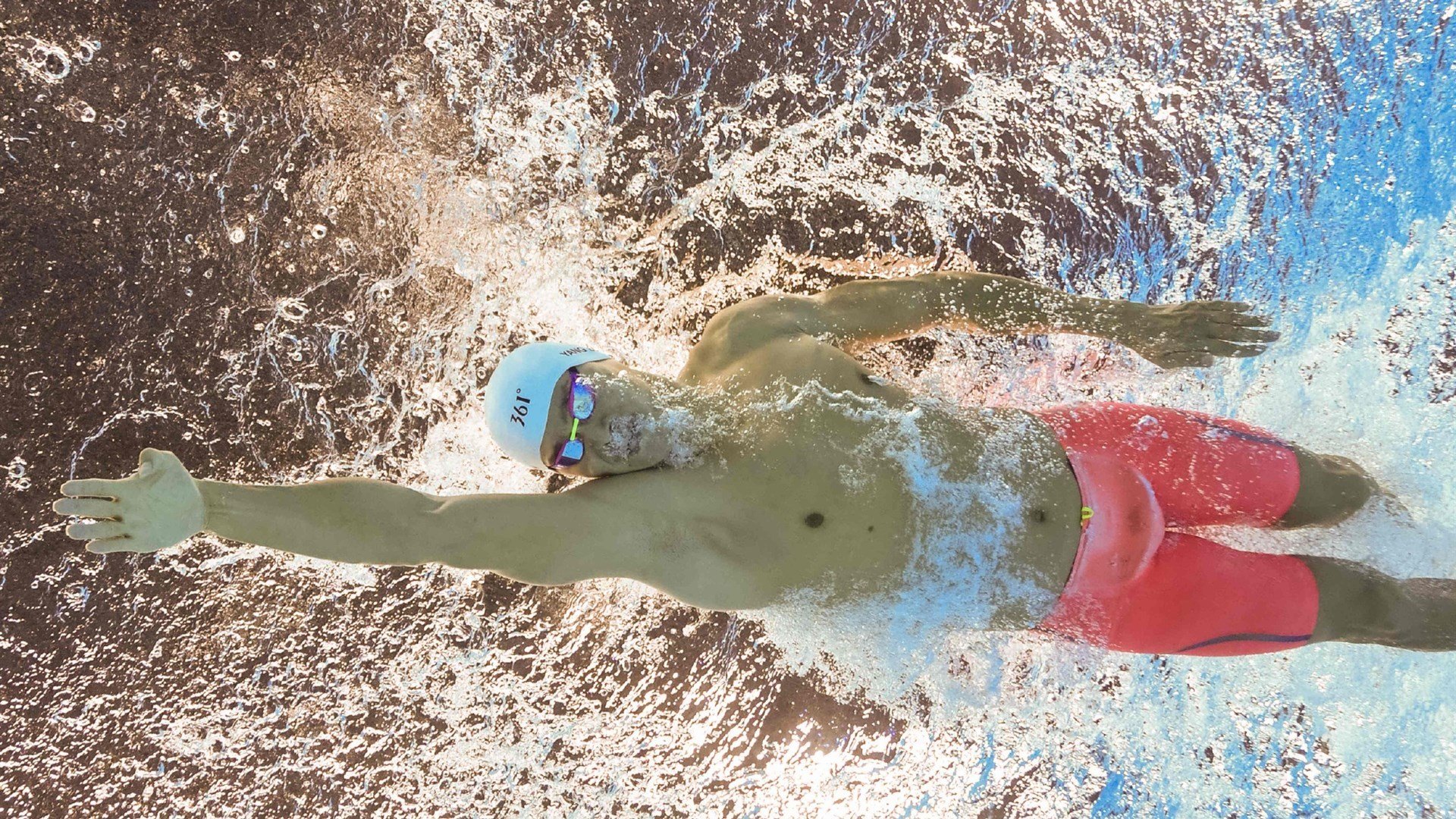 “跃山飞跃：悬崖与荒原的极速震撼”，飞跃山丘